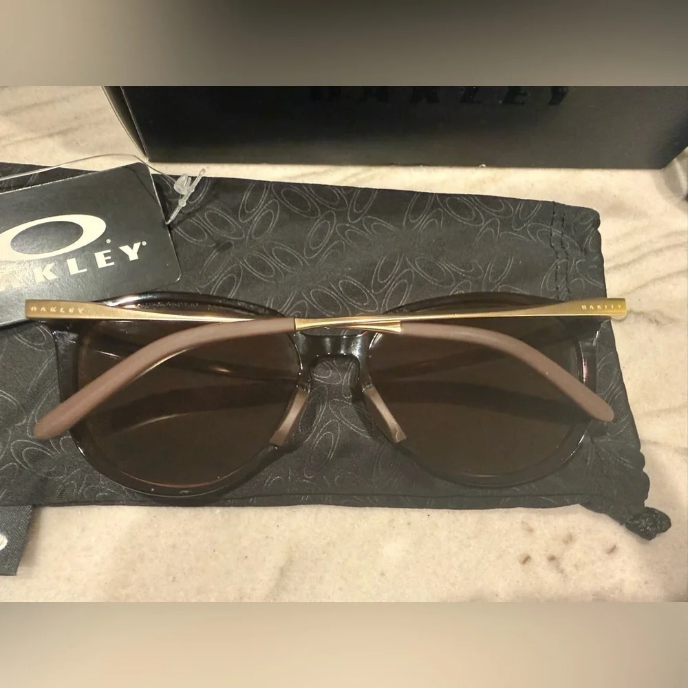 Oakley chic sunglasses